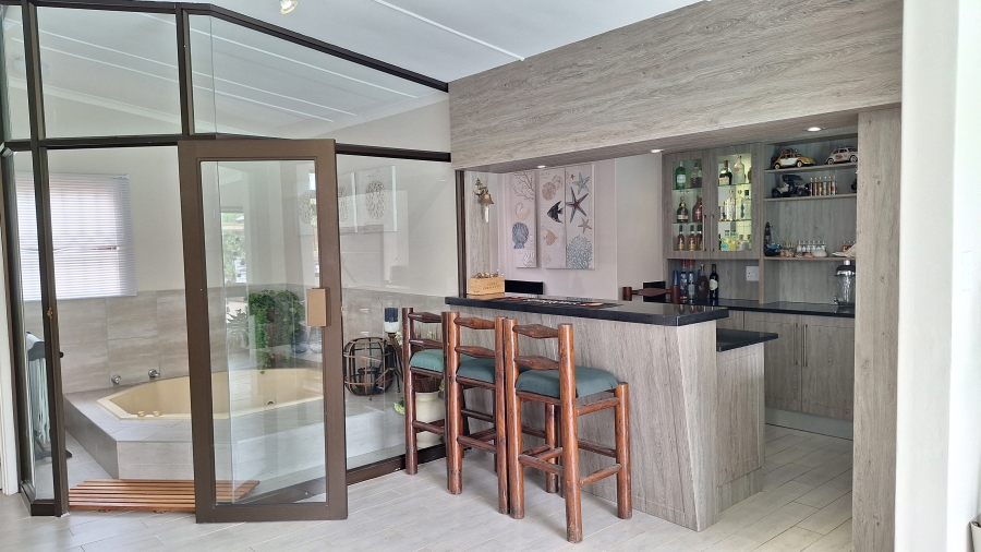 6 Bedroom Property for Sale in Gonubie Eastern Cape